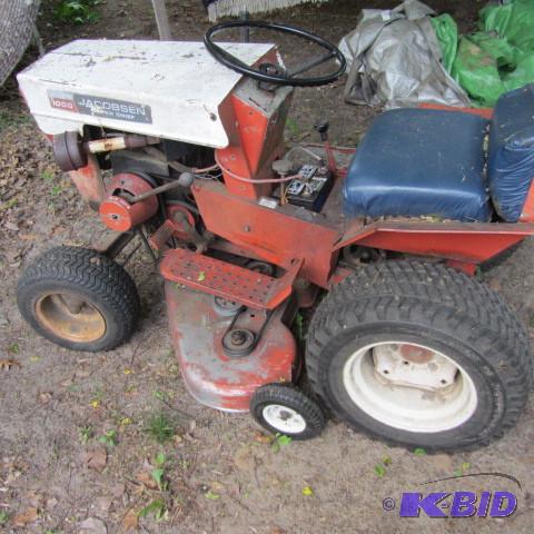 lot 305 image: Lawn Tractor