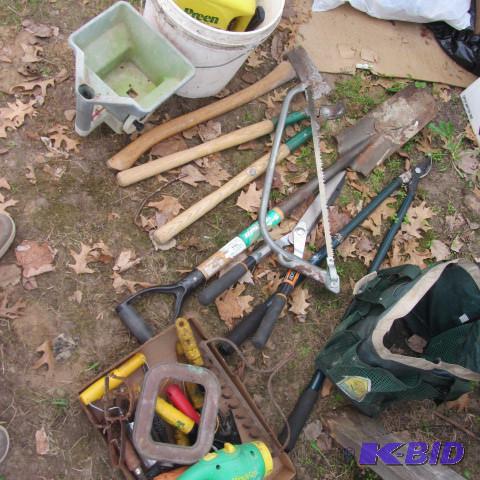 lot 309 image: Garden Tools