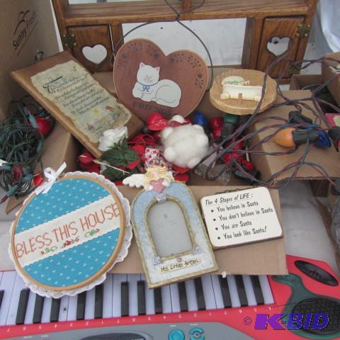 lot 319 image: Keyboard, Holiday Deco