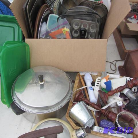lot 321 image: Party Supplies