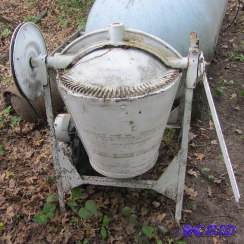 lot 331 image: Cement Mixer