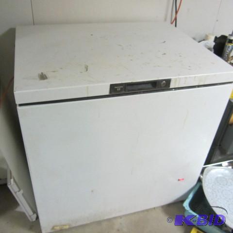 lot 63 image: Chest Freezer