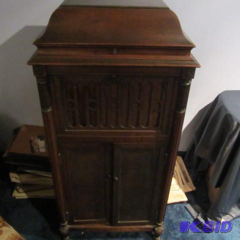 lot 76 image: Silvertone Phonograph