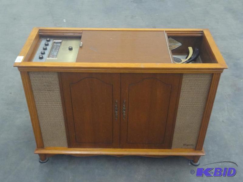 lot 28 image: Vintage Magnavox Custom AMFM Stere...