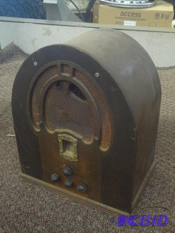 lot 40 image: Antique Philco Radio...