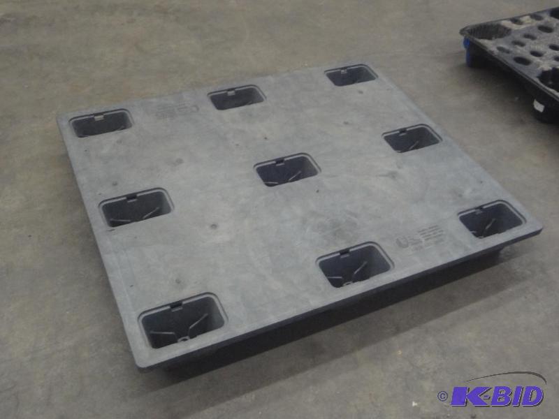 lot 47 image: Industrial Plastic Pallet With 2-Wa...