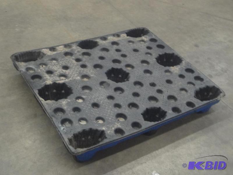 lot 48 image: Industrial Plastic Pallet With 2-Wa...