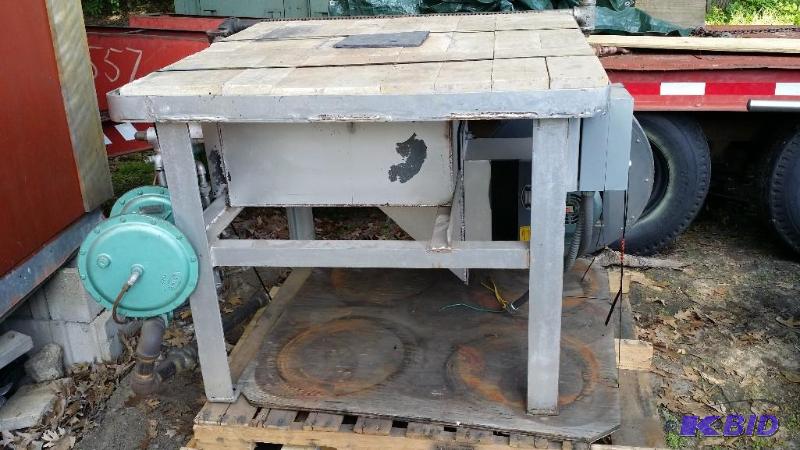 lot 10 image: 1982 Johnston Gas Forge Model 131 Ran very fe...