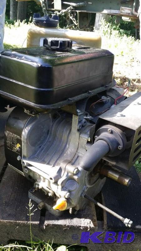 lot 3 image: Wisconsin Robin 7 HP Engine