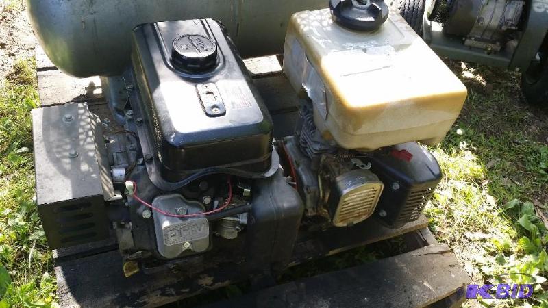 lot 4 image: Kawasaki 250 Engine