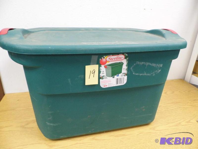 lot 19 image: Sterilite 20 Gallon Tote