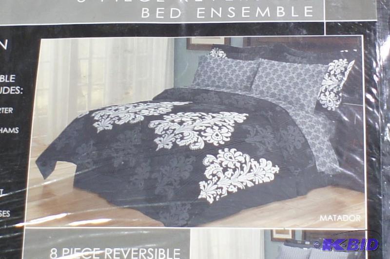 Reversible Queen Bed Ensemble. Mata...
