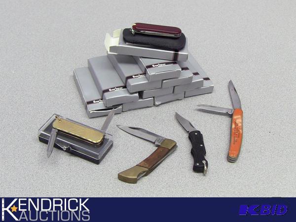 lot 13 image: Lot of 15 Vintage Pocket Knives