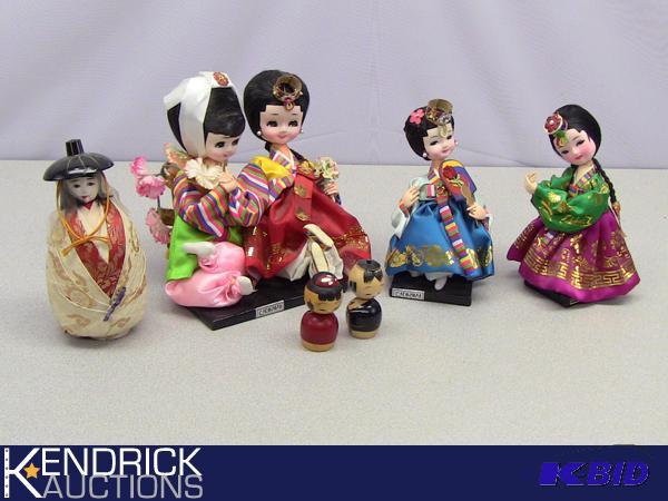 lot 36 image: Lot of Asian Doll Figurines