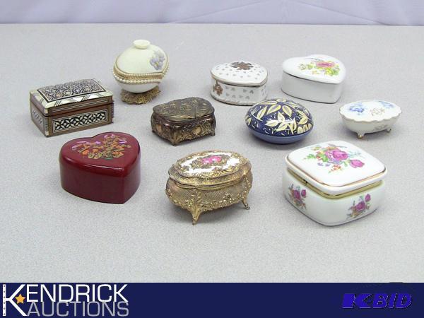 lot 43 image: Lot of Collectible Vintage Trinket Boxes