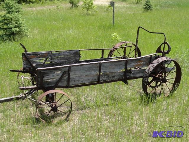 New Idea manure spreader, steel whe...
