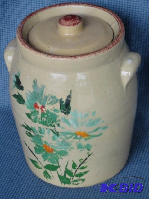 Cookie jar with lid, 9&quot, has a...
