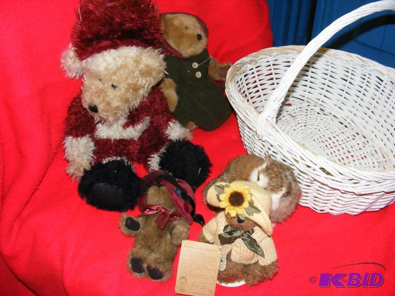 lot 209 image: Basket of Bears, two are Boyds Bear...