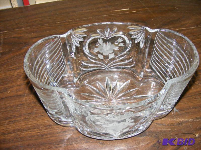 lot 211 image: Decorative Etched Glass Serving Bow...