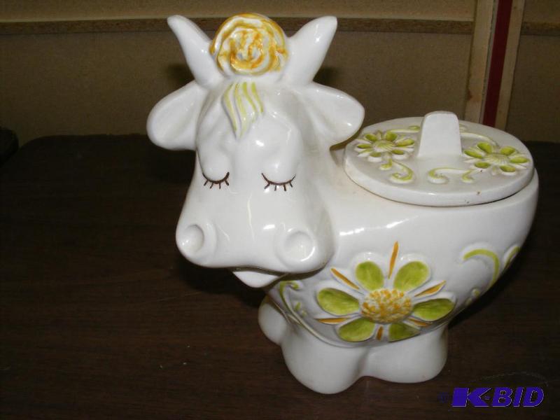 lot 257 image: Cow Cookie Jar, Treasure Craft USA...