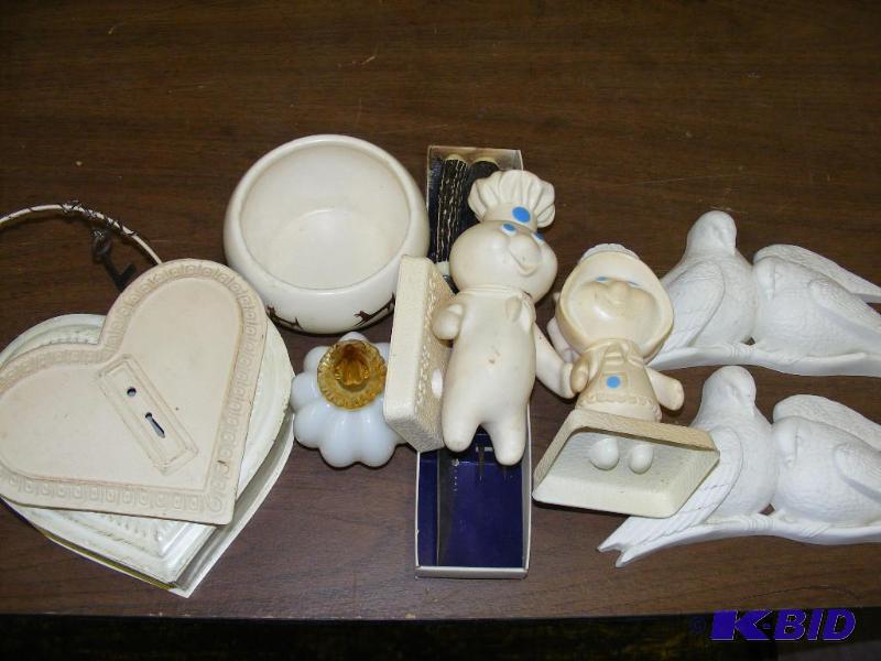 lot 258 image: Variety household lot, tin hearts, ...