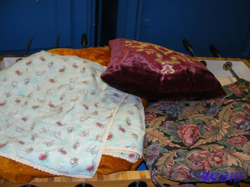 lot 289 image: Two Chair cushions, pillow and vint...