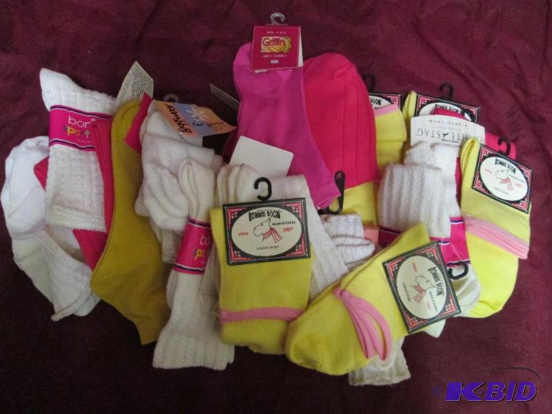 lot 121 image: Lot of 20 pairs of girls socks in v...