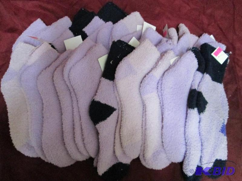 lot 124 image: Lot of 20 pairs of ladies fuzzy soc...