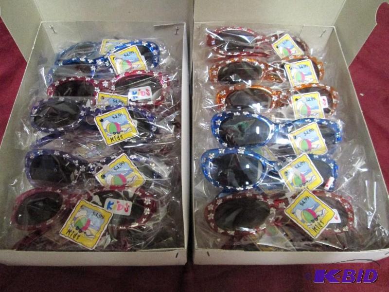 lot 163 image: Lot of 2 cases of childrens sungla...