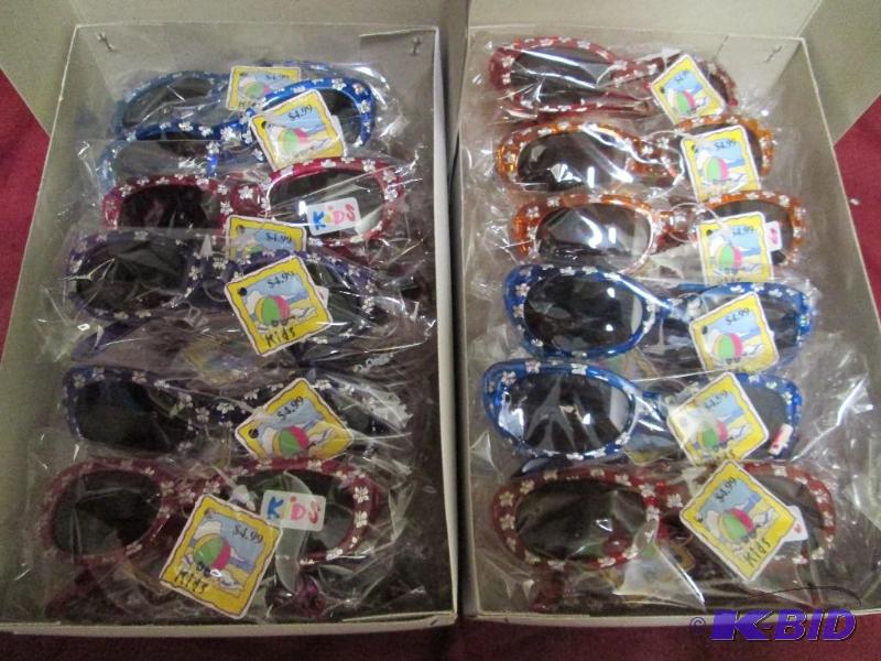 lot 164 image: Lot of 2 cases of childrens sungla...