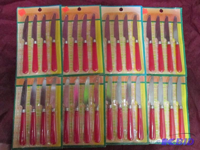 lot 205 image: Lot of 8 packages of tables knives ...