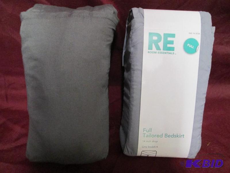 lot 292 image: New Room Essentials bedding in gray...
