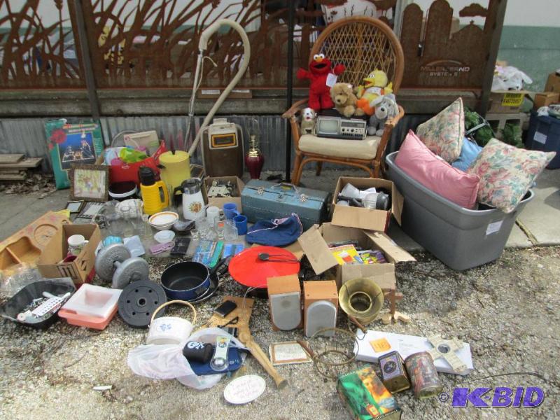 lot 416 image: Huge lot of assorted wholesale inve...