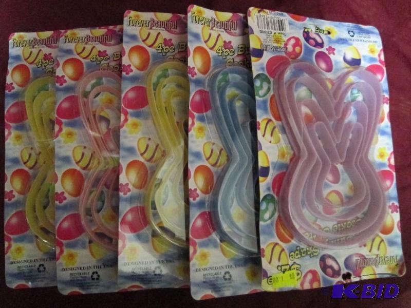 lot 72 image: Lot of 5 packages of new cookie cut...