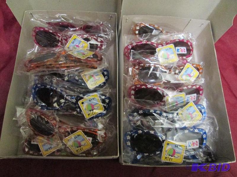 lot 87 image: Lot of 2 cases of childrens sungla...