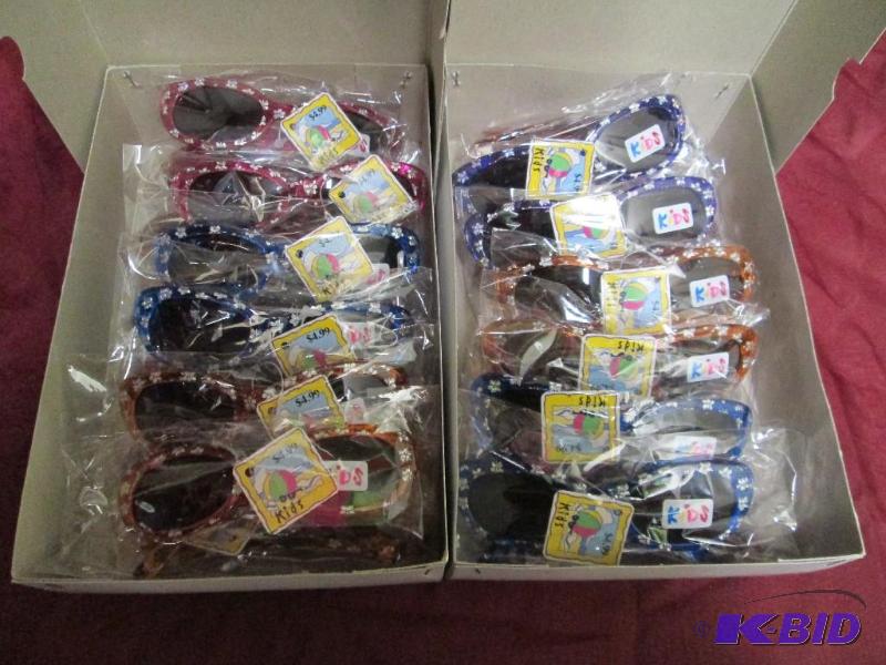 lot 94 image: Lot of 2 cases of childrens sungla...