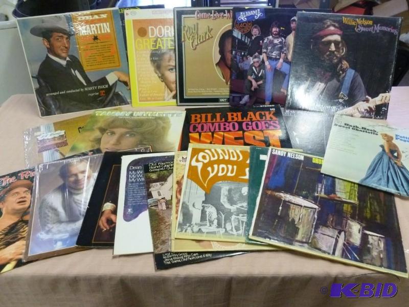 Lot of twenty-two collectible 33s ...