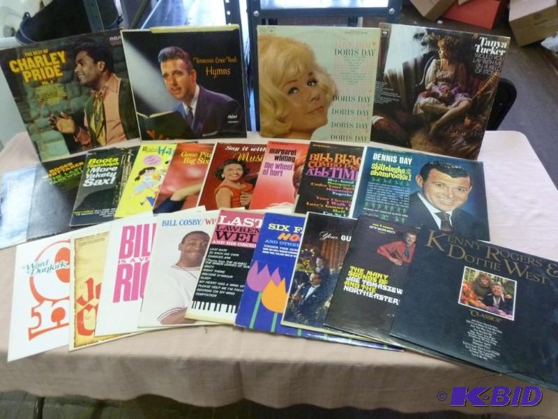 Lot of twenty-two collectible 33s ...