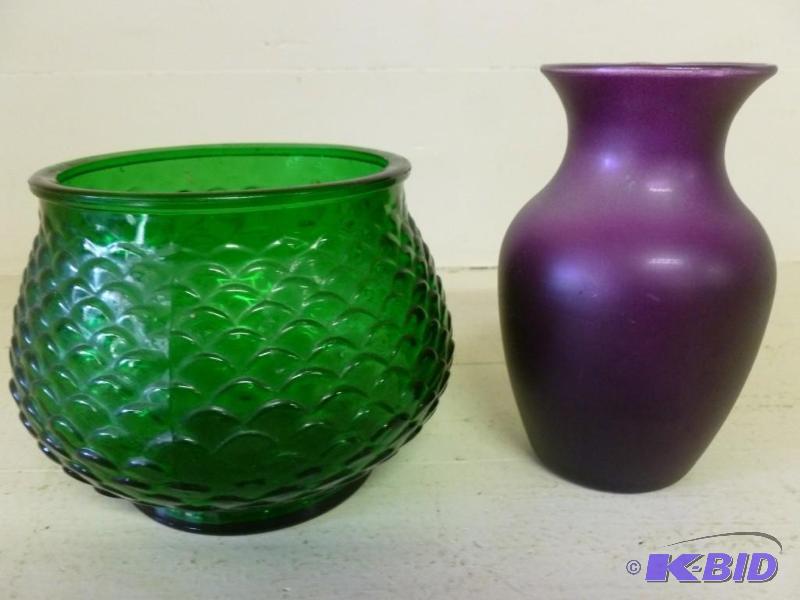 Lot of two beautiful glass vases th...
