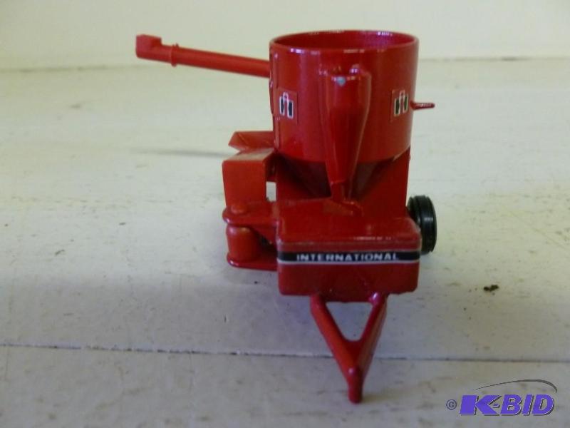 Ertl - IH die cast metal feed grind...