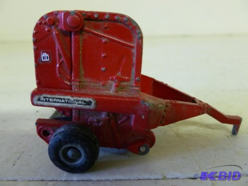 Ertl - IH die cast metal round bale...