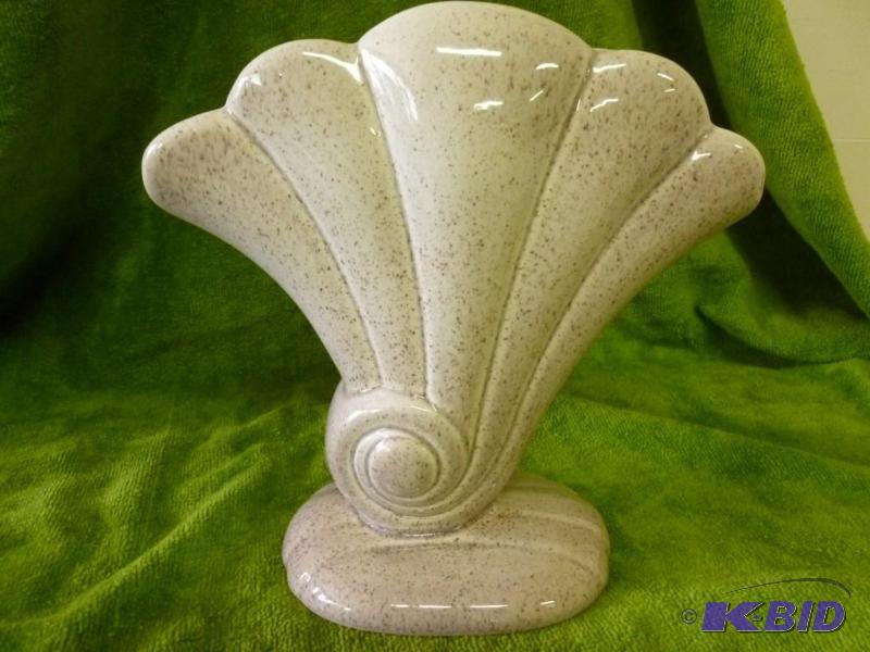 Beautiful Red Wing #899 pocket vase...