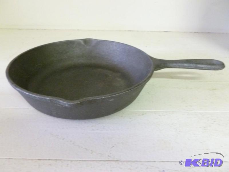 Lodge cast iron skillet pan that me...