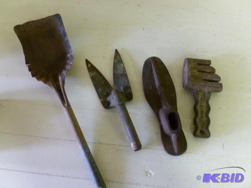 Lot of four vintage items that incl...