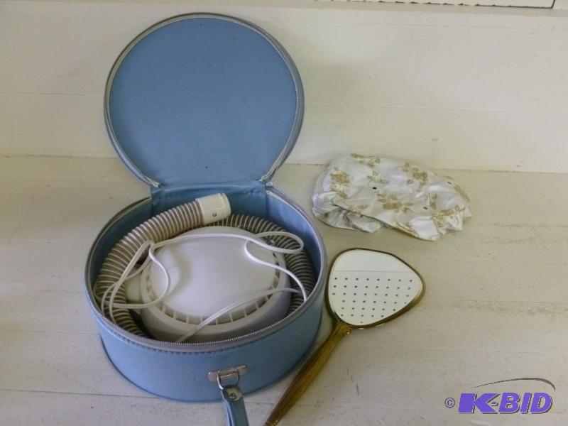 This lot consists of a vintage Domi...