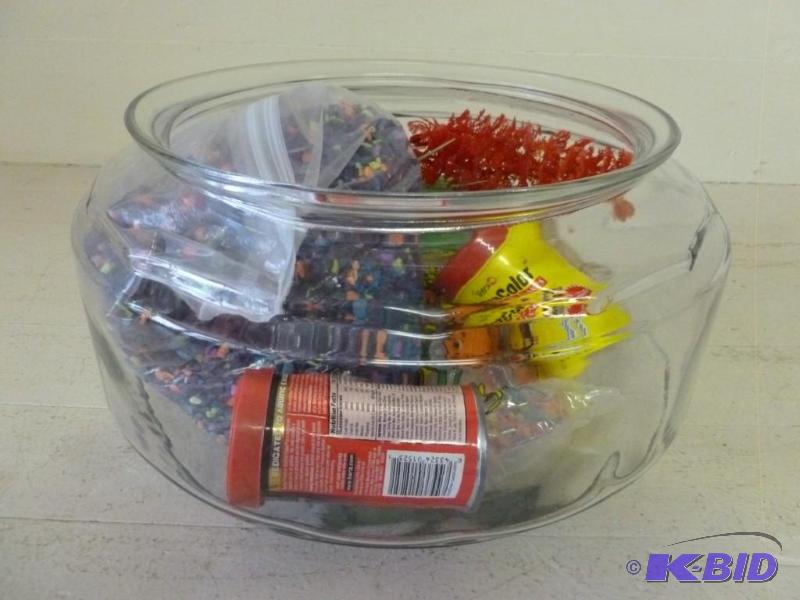 Large heavy glass fish bowl that me...