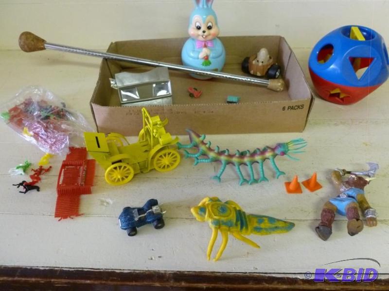 This lot consists of a vintage Fort...