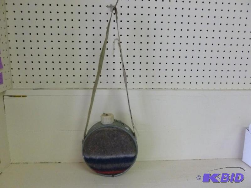 Vintage water canteen, measures 7.5...