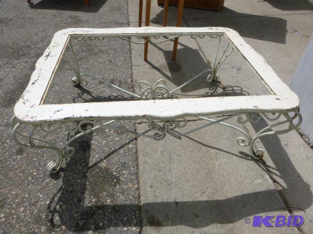 lot 109 image: Patio Table Missing glass - 36"...