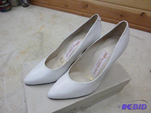 lot 25 image: New RJ au Petite Jean Shoes White -...